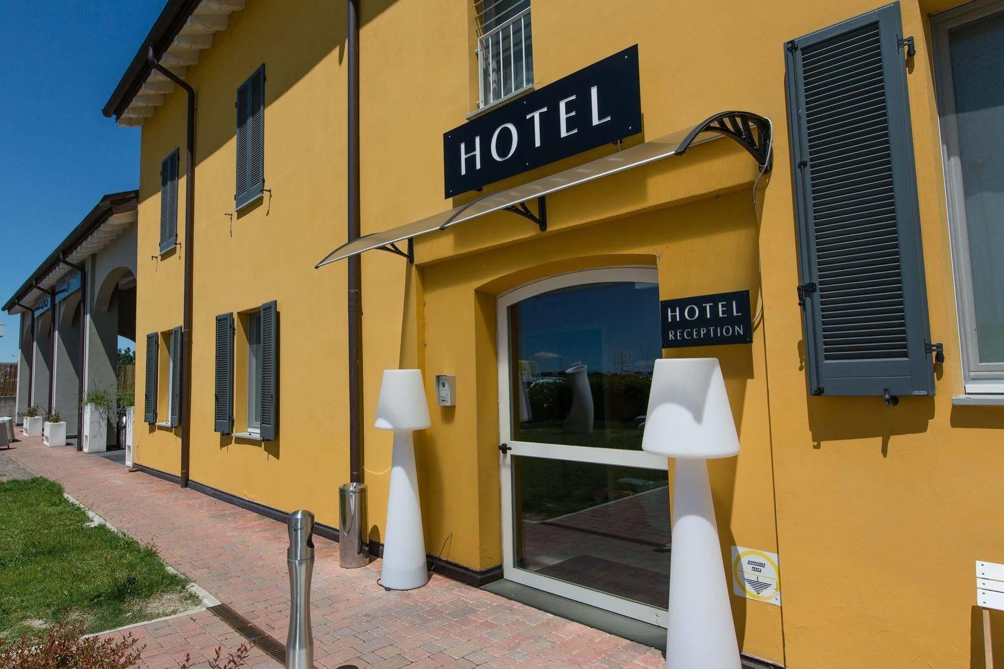 Hotel Forlanini 52 ปาร์มา ภายนอก รูปภาพ